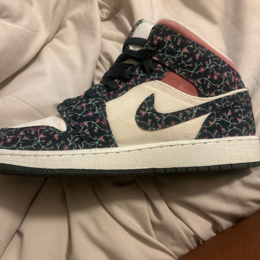 Floral High-Top Sneakers Jordan 1 Mid SE - Picture 4 of 5